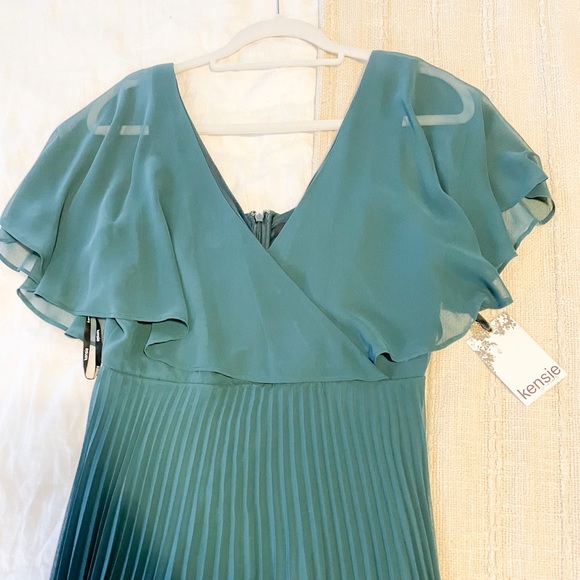 Emerald Asymmetrical V Neck Party Dress - Picture 2 of 6